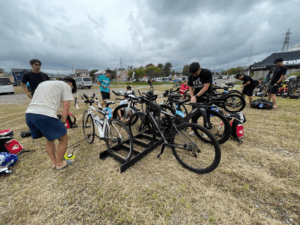 アイアンマンジャパンみなみ北海道でバイクを準備する参加者たち
